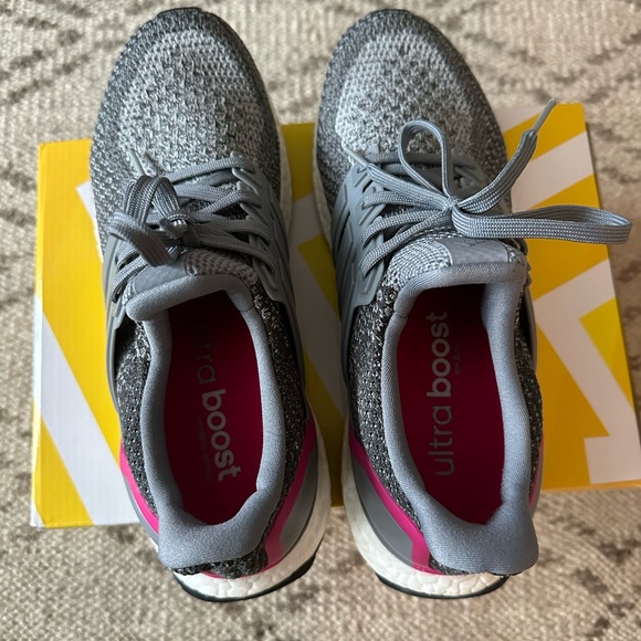LIKE NEW- women’s adidas ultra boost size 8 - Picture 3 of 4
